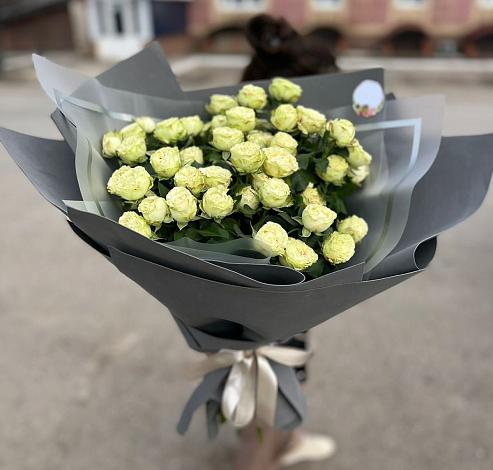 Букет Белые кустовые розы Солинеро в Уральском