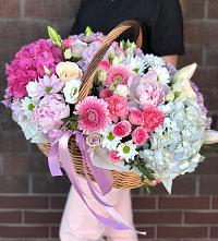 Композиция солнечный день в Уральском Цветочная композиция из Розы, Хризантемы, Пионы и Лизиантусы в корзине в Уральском