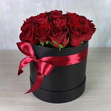 Цветочная композиция из Розы в шляпной коробке в Уральском