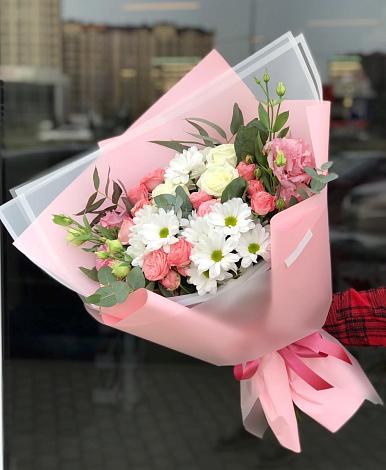 Букет цветов из: Розы, Лизиантусы и Хризантемы в Уральском